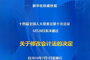 重回休斯敦！赛前活塞助教塞拉斯与申京/伊森/博班拥抱寒暄